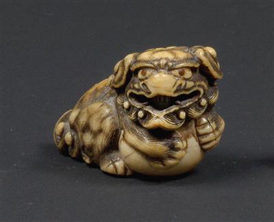 An ivory netsuke of a shishi with a ball, Japan, early 19th cent. - Umění a starožitnosti