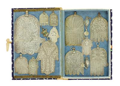 Sammlung Amulette meist "Khamsa", Marokko, 20. Jh. - Uhren, Metallarbeiten, Asiatika, Fayencen, Skulpturen, Volkskunst