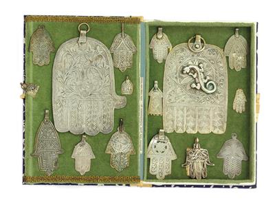 A collection of amulets incl. ‘khamsa’ form, Morocco, 20th cent. - Umění a starožitnosti