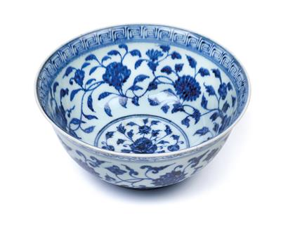 A blue-and-white dish, China, Ming Dynasty, Yongle Period - Orologi, arte asiatica, vintage, metalli lavorati, fayence, arte popolare, sculture