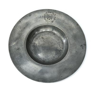 A wide rimmed pewter plate, - Umění a starožitnosti