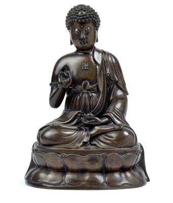 A silver-inlaid bronze figure of Buddha Bhaisajyaguru, China, 17th/18th cent., signed Shisou - Clocks, Asian Art, Vintage, Metalwork, Faience, Folk Art, Sculpture