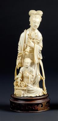 An ivory figure of a lady with a flower and a girl with a basket of flowers, China, late Qing Dynasty/Republic Period - Umění a starožitnosti