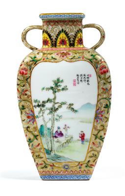 A famille rose vase, China, red seal mark, Qianlong, Republic Period - Umění a starožitnosti