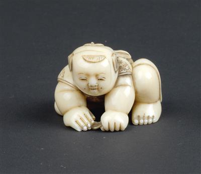 An ivory netsuke of a boy, Japan, 19th cent., signed Ryomin - Umění a starožitnosti