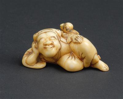 Netsuke eines liegenden Mannes mit Äffchen, Japan, 19. Jh. - Uhren, Metallarbeiten, Asiatika, Vintage, Fayencen, Skulpturen, Volkskunst