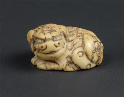 Netsuke eines shishi, Japan, Ende 18./Anf. 19. Jh. - Uhren, Metallarbeiten, Asiatika, Vintage, Fayencen, Skulpturen, Volkskunst