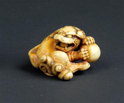 An ivory netsuke of a shishi with a ball, Japan, late 18th /early 19th cent. - Orologi, arte asiatica, vintage, metalli lavorati, fayence, arte popolare, sculture