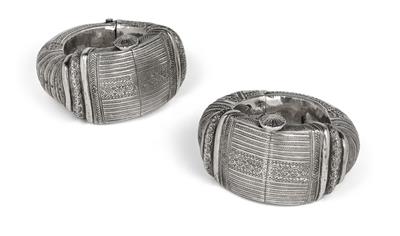 2 silver Indian ankle bracelets, - Orologi, arte asiatica, metalli lavorati, fayence, arte popolare, sculture
