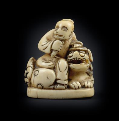 Netsuke eines Sennin auf shishi sitzend, Japan, 18./19. Jh. - Uhren, Metallarbeiten, Asiatika, Fayencen, Skulpturen, Volkskunst