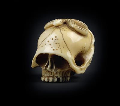 Netsuke eines Totenschädels mit Schlange, Japan, Meiji Periode - Uhren, Metallarbeiten, Asiatika, Fayencen, Skulpturen, Volkskunst