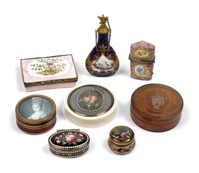 A collection of lidded boxes and flacon, - Orologi, arte asiatica, metalli lavorati, fayence, arte popolare, sculture