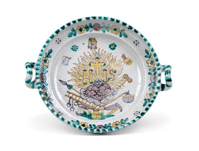 A dish with double handles with Christ’s monogram: IHS, Gmunden, early 19th cent. - Antiques