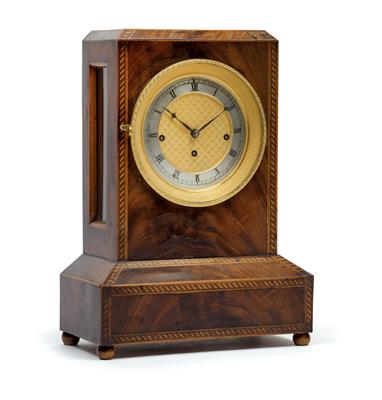 A Biedermeier commode clock - Umění a starožitnosti