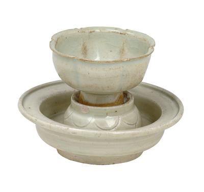A footed wine bowl, China, Song Dynasty - Antiques