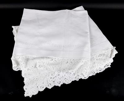 A linen tablecloth, - Umění a starožitnosti