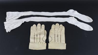 A pair of gloves and a pair of stockings, - Umění a starožitnosti