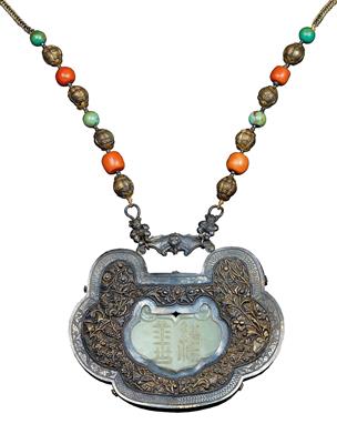 An amulet pendant with a chain, China, 19th cent. - Umění a starožitnosti