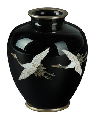 Cloisonné Vase mit Dekor von zwei Kranichen, Ando Werkstatt zugeschrieben, Japan, Meiji Zeit - Antiquitäten (Uhren, Metallarbeiten, Asiatika, Fayencen, Skulpturen, Textilien, Volkskunst)