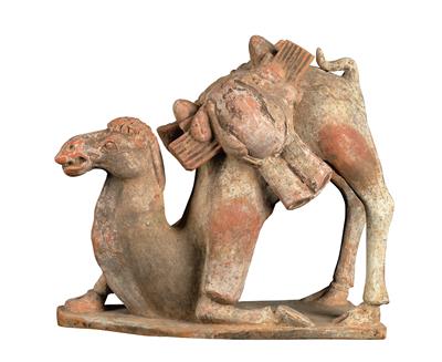 A Kneeling Camel, China, Tang Dynasty - Antiques (Clocks, Asian Art, Metalwork, Faience, Folk Art, Sculpture)