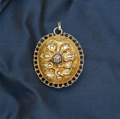 A Medallion Pendant, - Starožitnosti