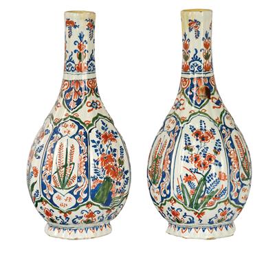 Paar Flaschenvasen, Delft, 1. Hälfte 18. Jh. - Antiquitäten (Uhren, Metallarbeiten, Asiatika, Fayencen, Skulpturen, Textilien, Volkskunst)