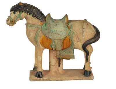 A ‘Sancai’ Glazed Horse with Saddle, China, Ming Dynasty - Antiques (Clocks, Asian Art, Metalwork, Faience, Folk Art, Sculpture)