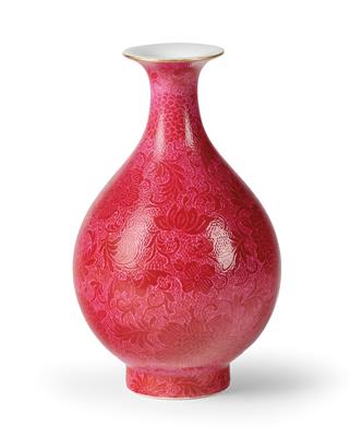 A Sgraffito Vase, China, Red Four-Character Mark Qianlong, Republic Period, - Starožitnosti - Část 1