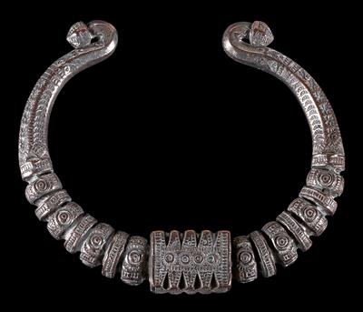 Indien: Ein indischer Halsreif, aus Kupfer voll gegossen und versilbert. Mit reichem Dekor. - Antiquitäten