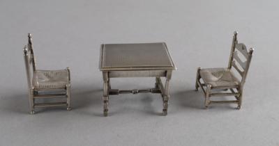 Französische Silber Miniatur - Tisch mit 2 Stühlen, - Silber