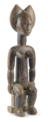Atie/Ebriè, Elfenbeinküste: Sitzende, weibliche Ahnenfigur. - Stammeskunst/Tribal-Art