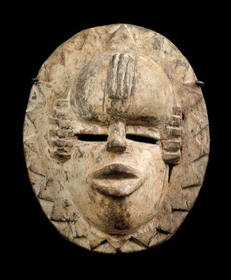Eket, Nigeria: Eine typische, alte, kleine Maske. - Stammeskunst/Tribal-Art