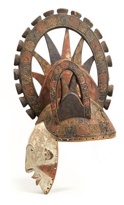 Ibo (oder Igbo), Nigeria: Eine große Helm-Maske vom Typ 'Mmwo'. - Stammeskunst/Tribal-Art