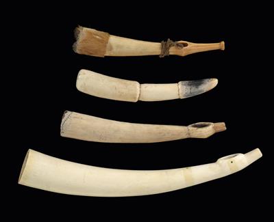 Konvolut (4 Stücke): Dem. Rep. Kongo: 3 Quer-Trompeten aus Elfenbein und ein Mörser-Stößel aus Elfenbein. - Stammeskunst/Tribal-Art