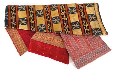 Konvolut (4 Stücke): Indonesien, Sumatra: Vier prachtvolle Textilien, mit Gold- und Silber-Fäden gewebt und bestickt. - Stammeskunst/Tribal-Art
