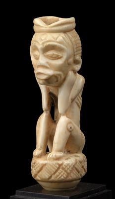 Lulua (oder Bena Lulua), Dem. Rep. Kongo: Eine sitzende Schutz-Figur aus Elfenbein. - Stammeskunst/Tribal-Art