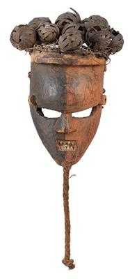 Salampasu (or Basalampasu), Dem. Rep. of Congo:  A typical mask, dyed black and red. - Mimoevropské a domorodé um?ní