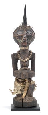Songye, Dem. Rep. Kongo: Eine Kraft-Figur 'Nkisi', das Gesicht mit Kupfer beschlagen. - Stammeskunst/Tribal-Art