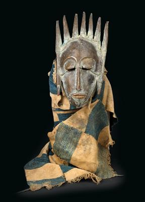 Bambara (or Bamana), Mali: A mask of the ‘N’tomo’ type, covered with metal and with an original hanging made of fabric. - Mimoevropské a domorodé umění