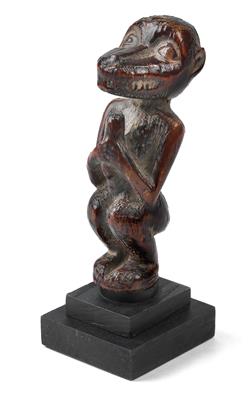 Baule, Ivory Coast: An old ape figure made of ivory, depicting the tutelary god ‘Gbekre’. - Mimoevropské a domorodé umění