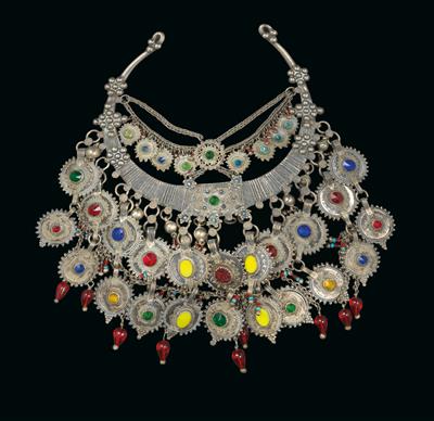 Belutschistan (Iran, Afghanistan, Pakistan): Ein Schmuck-Collier aus Silber, Münzen und bunten Glassteinen. - Stammeskunst/Tribal-Art; Afrika