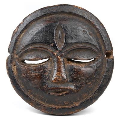 Eket, Nigeria: Eine kleine, runde Maske oder Applikation. - Stammeskunst/Tribal-Art; Afrika