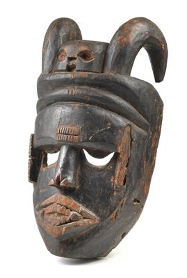 Ibibio, Nigeria: An old, large mask with horns and a skull. - Mimoevropské a domorodé umění