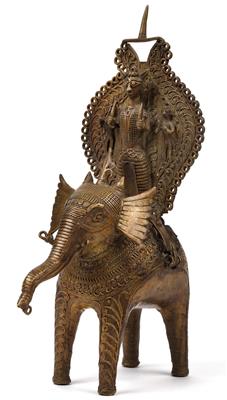 Indien: Eine ‘Bastar-Bronze’ in Form einer Gottheit mit Begleit-Figuren, auf einem Elefanten stehend. - Stammeskunst/Tribal-Art; Afrika