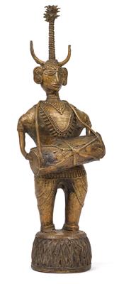 Indien: Eine ‘Bastar-Bronze’ in Form eines Trommlers mit dem Kopf einer Gottheit. - Stammeskunst/Tribal-Art; Afrika