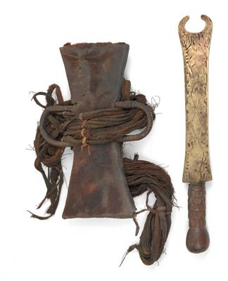 Cameroon Grassfields: Bamum, Bamum, Tikar: A ceremonial and prestige sword with a brass blade and sheath. - Mimoevropské a domorodé umění