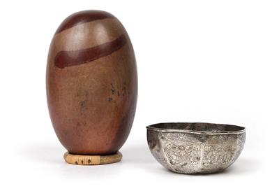 Mixed lot (2 items): India, Tibet: An Indian ‘Shiva lingam’ made of stone and a Tibetan silver bowl. - Mimoevropské a domorodé umění