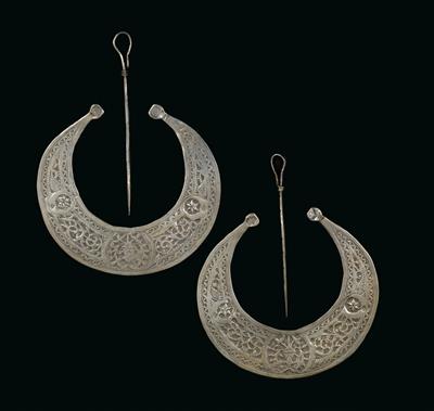 Mixed lot (2 items): Libya: A pair of large robe fibulae, called ’khilal’. Made of silver. - Mimoevropské a domorodé umění