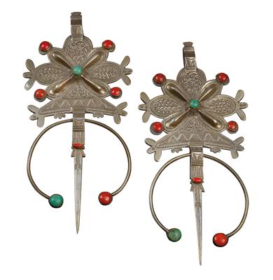 Mixed lot (2 items): Morocco: A pair of large robe fibulae made of silver, decorated with corals and amazonites. - Mimoevropské a domorodé umění