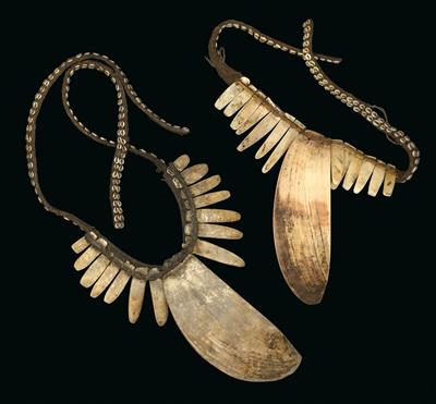Mixed lot (2 items): New Guinea, Highlands, tribe: Dani; two necklaces for ‘big men’. Decorated with shell material. - Tribal Art